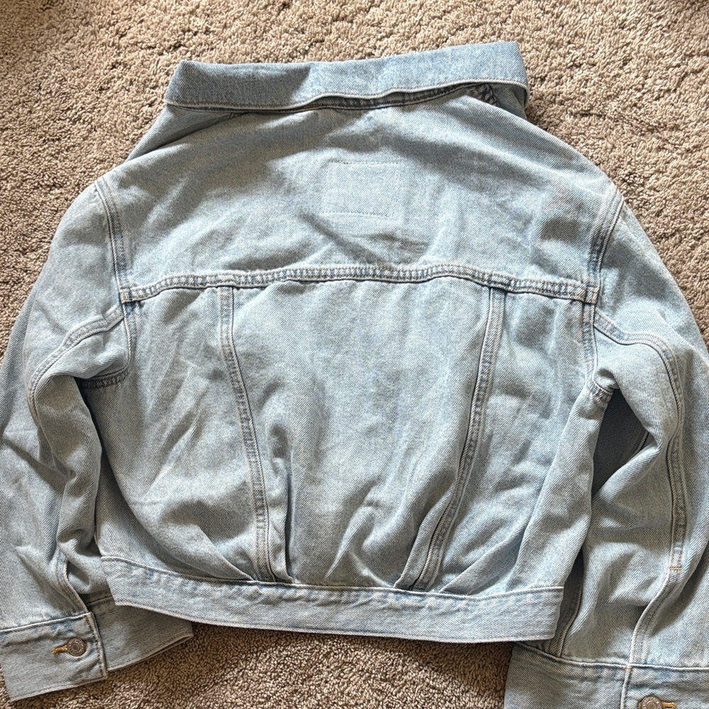 Levi's Light Wash Denim Trucker Jacket - Picture 2 of 3